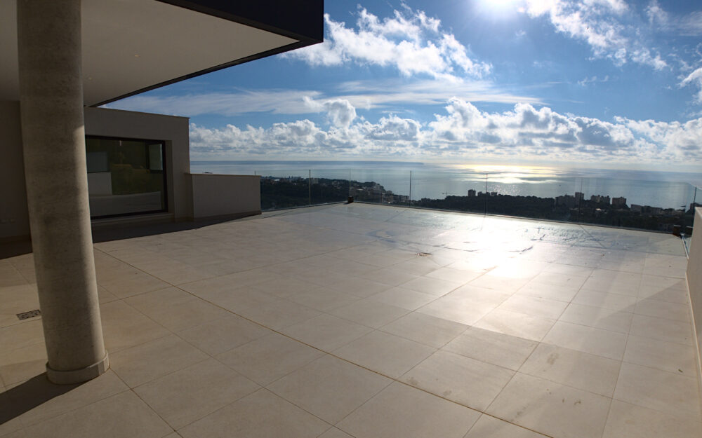 Newly built luxury apartment with panoramic sea views