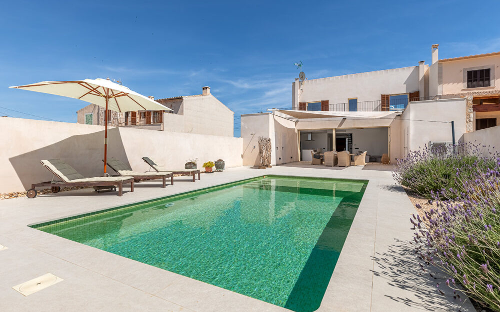 Lujosa Casa de Pueblo con Piscina en Es Llombards, Mallorca – Confort Moderno y Estilo Mediterráneo